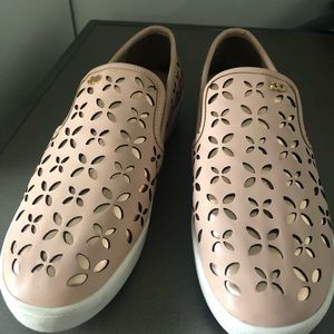Women’s pink tennis shoes
